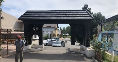 Satul de Vacanță, între kitsch și tradițional. "Schimbați-i numele, căci a devenit un bazar pestriț, fără stil!" - 7