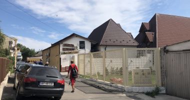 Satul de Vacanță, între kitsch și tradițional. "Schimbați-i numele, căci a devenit un bazar pestriț, fără stil!" - 8