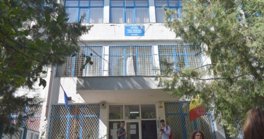 Stire din Cultură-Educație : Scandal la Liceul "Madgearu". Profesorii cer demiterea directorului Camelia Marcu