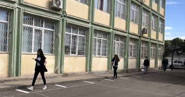 Stire din Cultură-Educație : Școală în vremea pandemiei. "De examen mi-e teamă mai tare decât de coronavirus!"