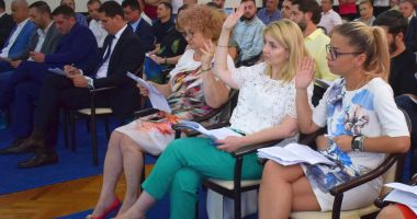Stire din Politică-Administrație : Ședință de Consiliu Local, la Constanța. Primarul Decebal Făgădău cere suplimentarea bugetului local