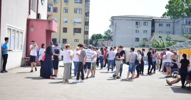 Stire din Social : Se poate și fără fondul școlii! Unde se supraviețuiește fără bani de la părinți