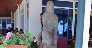 Din beciurile Biobazei, la lumina soarelui! Vechile statui din Mamaia, readuse la viață - 2