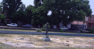 Din beciurile Biobazei, la lumina soarelui! Vechile statui din Mamaia, readuse la viață - 12