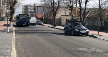 Haos pe strada Pandurului. Mașinile parcate pe carosabil, trotuarele pavate goale. "Cine plătește risipa?" - 2