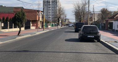 Haos pe strada Pandurului. Mașinile parcate pe carosabil, trotuarele pavate goale. "Cine plătește risipa?" - 3