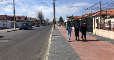 Haos pe strada Pandurului. Mașinile parcate pe carosabil, trotuarele pavate goale. "Cine plătește risipa?" - 4
