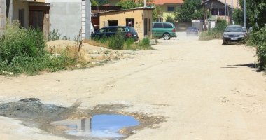 Stire din Social : Gropi, praf și mulți nervi, în cele mai noi cartiere ale Constanței
