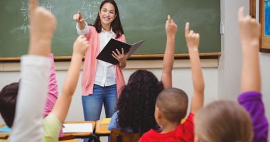 Stire din Cultură-Educație : Toamna vine cu vești proaste în învățământ: tăieri  de posturi și salarii ciuntite