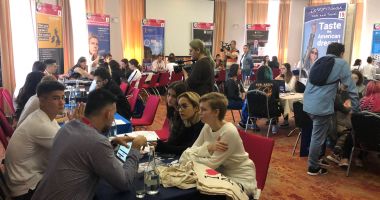 Stire din Social : Universitățile din străinătate "se bat" pe elevii români. "Sunt serioși, activi și învață foarte bine!"