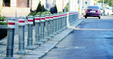 S-a "rezolvat" problema parcărilor! Țăruși pe trotuar și amenzi pentru șoferi - 3