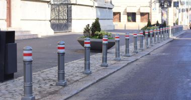 S-a "rezolvat" problema parcărilor! Țăruși pe trotuar și amenzi pentru șoferi - 2