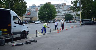 S-a "rezolvat" problema parcărilor! Țăruși pe trotuar și amenzi pentru șoferi - 4