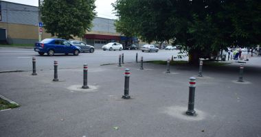 S-a "rezolvat" problema parcărilor! Țăruși pe trotuar și amenzi pentru șoferi - 5