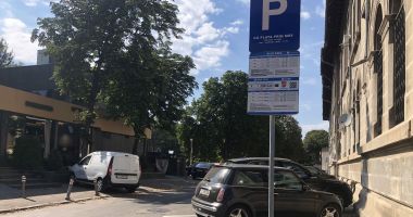 Stire din Politică-Administrație : Nu este de joacă! Ai parcat și n-ai achitat? Primăria te-a amendat!