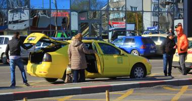 Stire din Social : Ce faci dacă te păcălește sau îți vorbește urât taximetristul