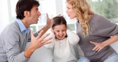 Stire din Social : "Sfătuiți-mă să-i conving pe părinții mei să nu divorțeze!"