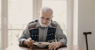 Îi ajutăm sau mai mult îi încurcăm? Pensionarii, trimişi să mănânce o „masă caldă” la fast-food sau pizzerie - 2
