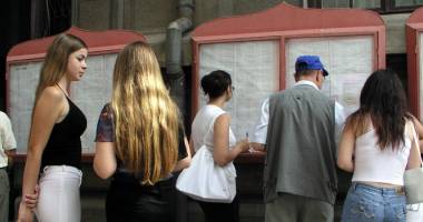 Stire din Cultură-Educație : Profesorii se pregătesc de examen. Începe titularizarea!