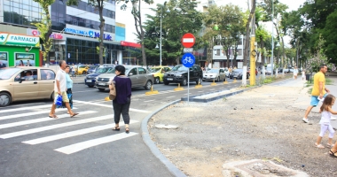 Bulevardul Tomis, o reabilitare eșuată? Trotuare cu terase și mașini, treceri de pietoni desființate. "Tomisul trebuia să fie pietonal" - 11