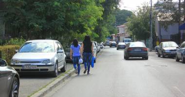 Stire din Social : Aberații "a la Constanța"! Mașinile stau pe trotuar, pietonii merg pe carosabil