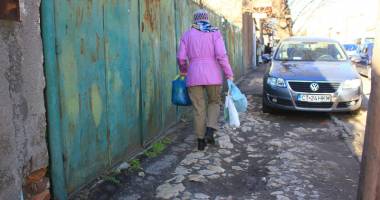 Vai de picioarele noastre! Trotuarele Constanței, cu bolovani, noroaie și... terase elegante - 4