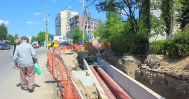 Pericol de moarte pe trotuarele din Constanța! Gropile lăsate de muncitori, capcane pentru pietoni - 6