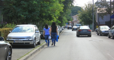 Stire din Eveniment : VEȘTI PROASTE PENTRU ȘOFERI. PARCAREA PE TROTUAR, INTERZISĂ