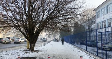 Stire din Social : Coșmarul pietonilor. Trotuarele, acoperite cu gheață, Poliția nu a dat nicio amendă