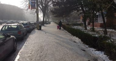Coșmarul pietonilor. Trotuarele, acoperite cu gheață, Poliția nu a dat nicio amendă - 8