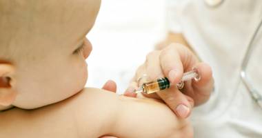 Stire din Sănătate : Tot mai mulți părinți refuză vaccinarea copiilor. Ce riscă micuții