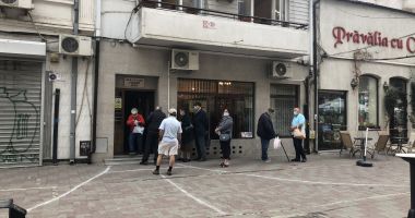 Vârstnicii constănţeni, greu de convins să stea la distanţă şi să poarte corect masca de protecţie - 3