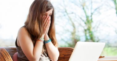Victime pe Internet. Cum ne dăm seama că un copil e hărţuit online
