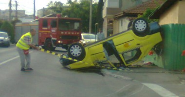 Stire din Eveniment : Grav accident de circulație în Constanța. Logan răsturnat din cauza unei căruțe / Galerie Foto