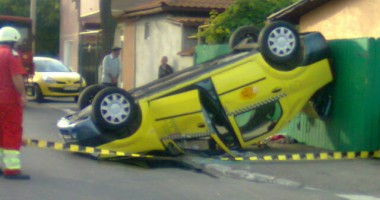 Grav accident de circulație în Constanța. Logan răsturnat din cauza unei căruțe / Galerie Foto - 2