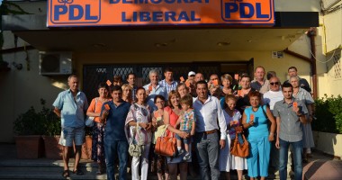 Stire din Politică-Administrație : Peste 700 de persoane din PDL și-au primit carnetele de partid
