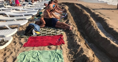 IMAGINI SCANDALOASE! Turiști goniți de pe plajă de proprietarii de șezlonguri! - 1