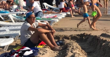 IMAGINI SCANDALOASE! Turiști goniți de pe plajă de proprietarii de șezlonguri! - 2