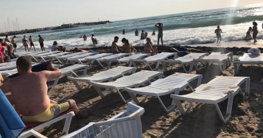 IMAGINI SCANDALOASE! Turiști goniți de pe plajă de proprietarii de șezlonguri! - 3