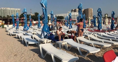 IMAGINI SCANDALOASE! Turiști goniți de pe plajă de proprietarii de șezlonguri! - 4