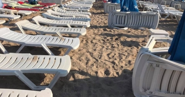 IMAGINI SCANDALOASE! Turiști goniți de pe plajă de proprietarii de șezlonguri! - 5