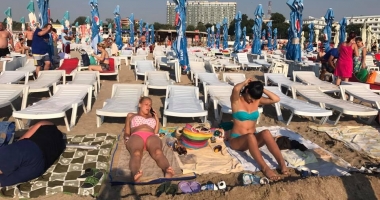 IMAGINI SCANDALOASE! Turiști goniți de pe plajă de proprietarii de șezlonguri! - 6