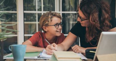 Stire din Cultură-Educație : Anul şcolar 2020 - 2021, an de sacrificiu. Scade calitatea învăţării?