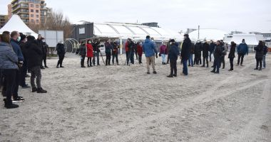 Scandal pe plajă. Lucrările de înnisipare din Mamaia, ţinute pe loc de patronii de beach-baruri - 2