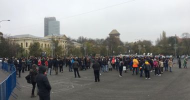 Stire din Social : Miting mare azi, în Piața Victoriei. Sunt așteptate 30.000 de persoane