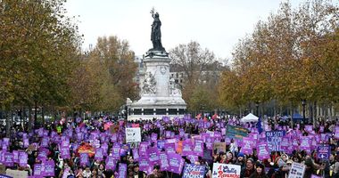 Stire din Actualitate : Mii de oameni au protestat în Franţa împotriva violenţei asupra femeilor. „Mai este normal să numărăm morţii?”