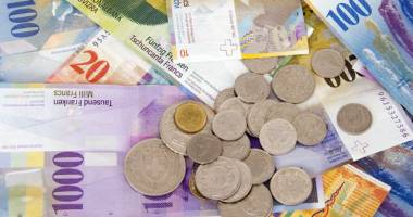 Francul a cedat 0,10% în lupta cu leul