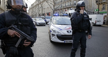 Stire din Actualitate : Atac la Paris. Două persoane ucise de un individ înarmat cu un cuțit