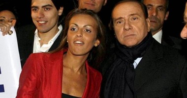 Stire din Monden : Berlusconi nu a divorțat oficial, dar s-a logodit