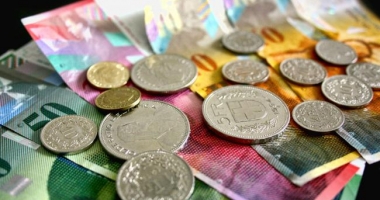 Francul mai face un pas înapoi în confruntarea cu leul
